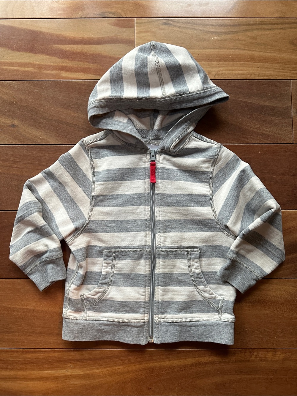Hanna Andersson Gray & White Striped Zip-Up Hoodie with Red Zipper Pull 4T 90cm